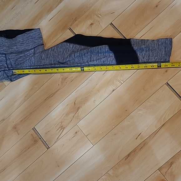 Puma women's size small gray and black capris - Picture 4 of 5